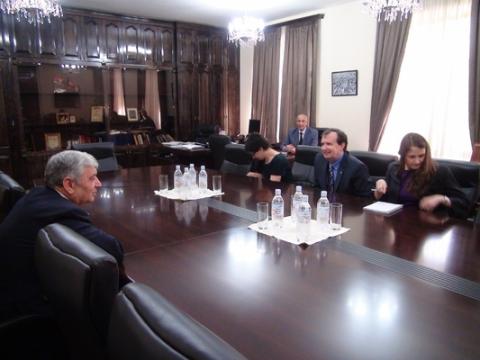 ԱՄՆ դեսպանը ծաղկեպսակ դրեց Ավետիսյանների ընտանիքի շիրիմին