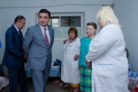 Արմեն Մուրադյանն այցելել է Արմավիրի ԲԿ-ում բուժում ստացող երեխաներին 