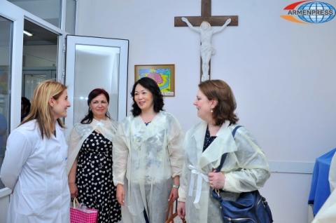 ՀՀ-ում հավատարմագրված դիվանագետների կանայք նվերներ են տարել երևանյան ԲԿ-ի նորածիններին