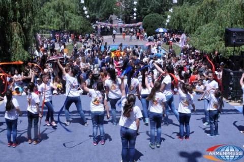В парке парламента Армении было необычно шумно: дети отмечали свой праздник