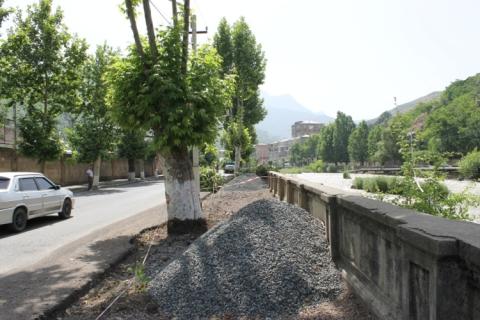 Կապանում բարեկարգվում են կենտրոնական փողոցի մայթերը