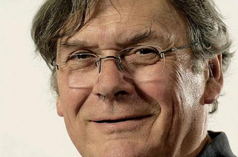 Nobel Laureate Tim Hunt apologizes for 'trouble with girls' comment