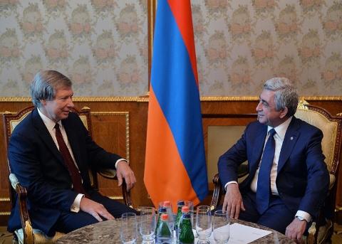 Serzh Sargsyan and James Warlick discuss peaceful settlement of Karabakh conflict