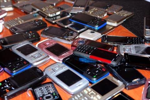 В передаче заключенному было обнаружено 17 сотовых телефонов