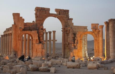 Islamic State jihadists planting mines around the ancient ruins in Palmyra