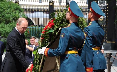 Путин в День памяти и скорби почтил память павших в Великой Отечественной войне