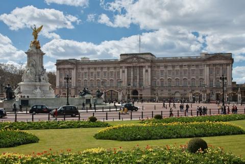 Queen Elizabeth might have to leave Buckingham Palace  temporarily 
