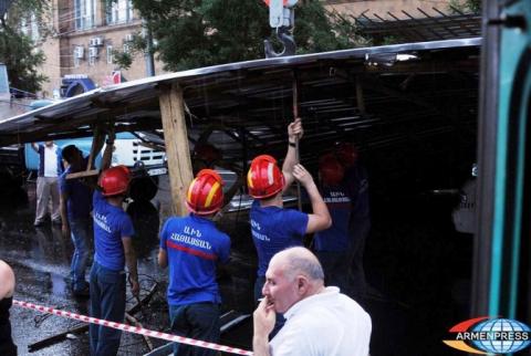 Երևանում ուժեղ քամուց տուժել է 3 քաղաքացի