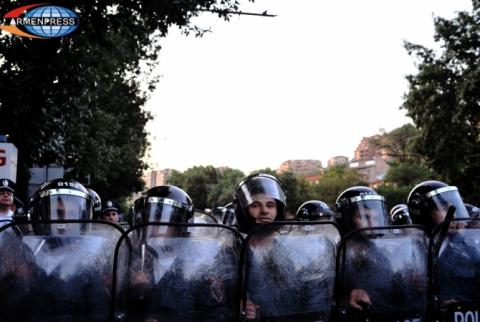 Police take away alcohol-consumed young people from Baghramyan Avenue