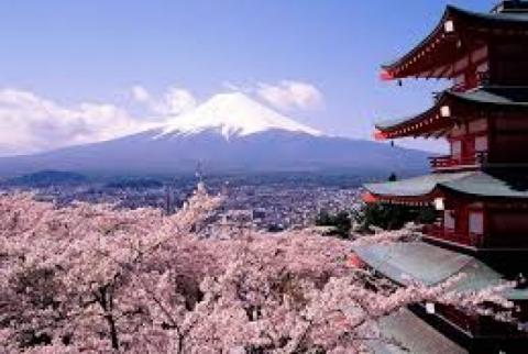 В Японии начался сезон восхождения на священную гору Фудзи