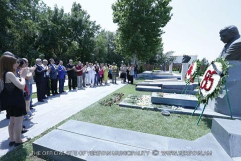 Երևանի քաղաքապետը հարգանքի տուրք է մատուցել Մհեր Մկրտչյանի հիշատակին