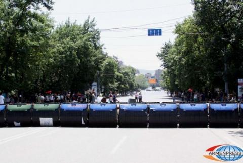 Police remove trash bins from Baghramyan Avenue