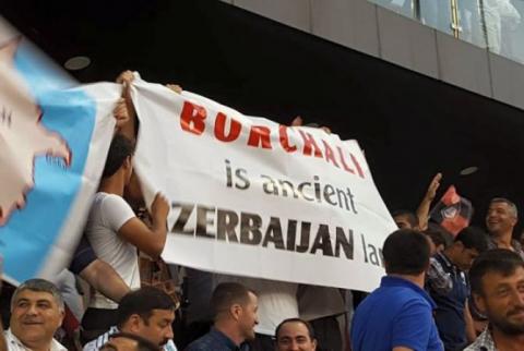 Азербайджанские болельщики сожгли флаг Грузии
