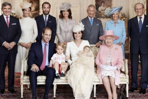 Photo of whole British Royal family released