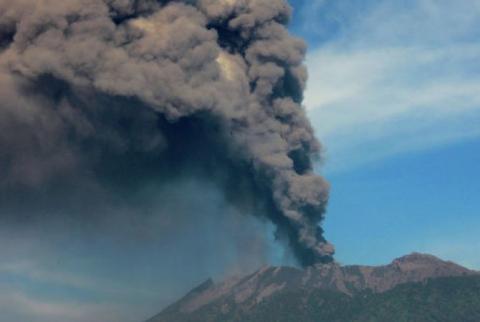 Извержения вулканов в Индонезии закрыли аэропорты