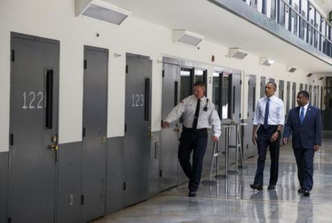 Обама первым из президентов США посетил тюрьму