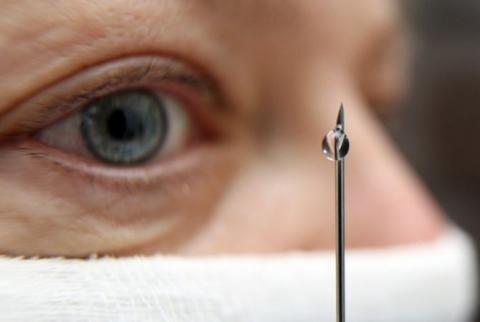 В Великобритании хирурги впервые провели операцию по пересадке искусственного глаза