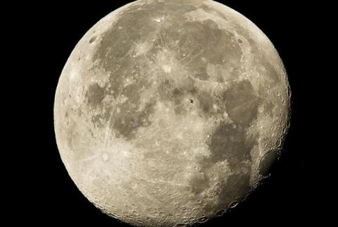 Опубликовано изображение МКС на фоне полной Луны