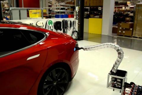 Tesla Motors показала рабочий прототип роботизированной зарядки-змеи