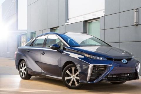 Toyota начала выпускать автомобили, которые ездят на водороде