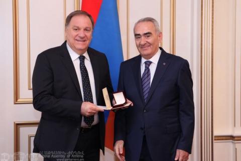 Председатель НС наградил Вардгеса Махтесяна