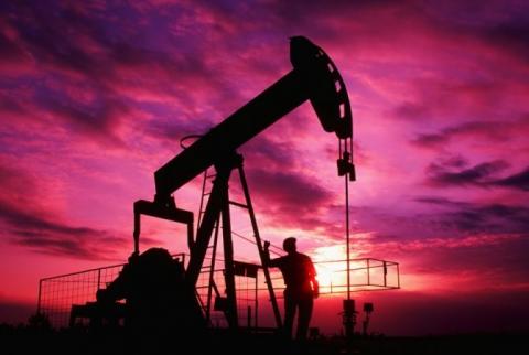 Азербайджанская нефть подешевела до 50 долларов