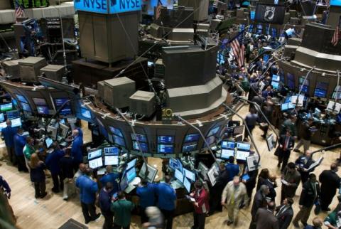 Биржевые индексы в США резко упали на фоне обвала на Шанхайской бирже