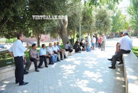 Жители Азербайджана продолжают пикет перед резиденцией президента