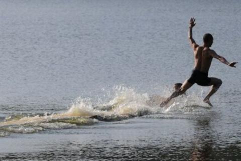 Շաոլինցի վանականը 125 մետր վազել Է ջրի վրայով  