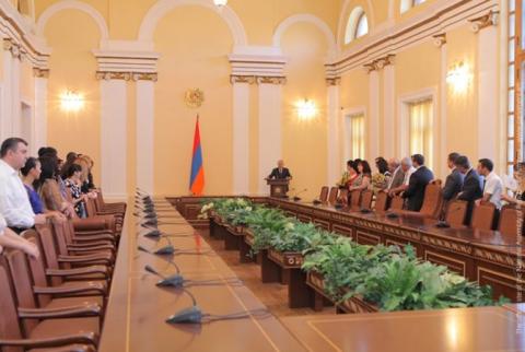Անկախության տոնի առթիվ Գալուստ Սահակյանը պարգևատրել է ԱԺ մի խումբ աշատակիցների 