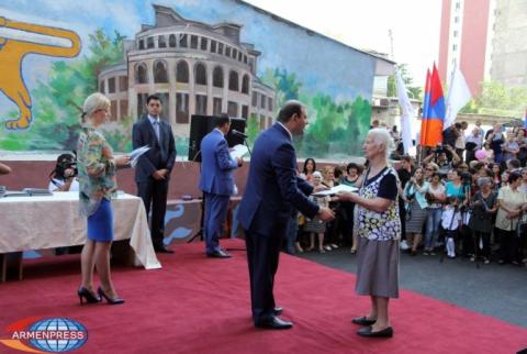 100 семей, проживавших в аварийных домах четвертой категории, получили ключи от новых квартир