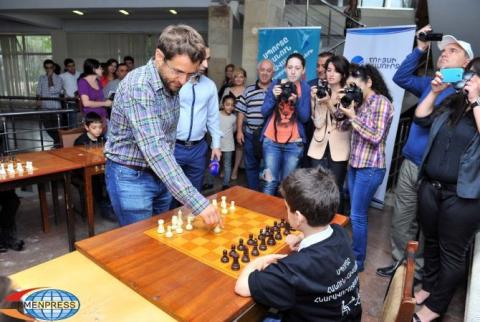 Левон Аронян провел сеанс одновременной игры с 22 учениками с инвалидностью