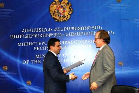 Արմեն Մուրադյանը ամերիկացի բժիշկ Ռոբերտ Գիշին պարգևատրել է պատվոգրով