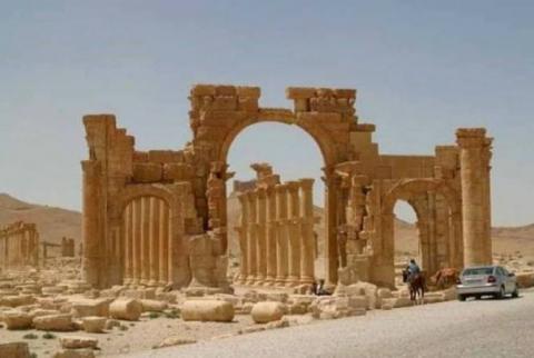 "داعش" ينسف قوس النصر الأثري بتدمر ويفخخ مسرحها