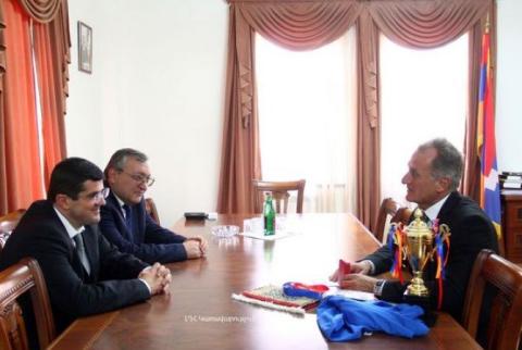 Արայիկ Հարությունյանը Ռոբերտ Էմմիյանին պարգևատրել է ԱՀ վարչապետի հուշամեդալով