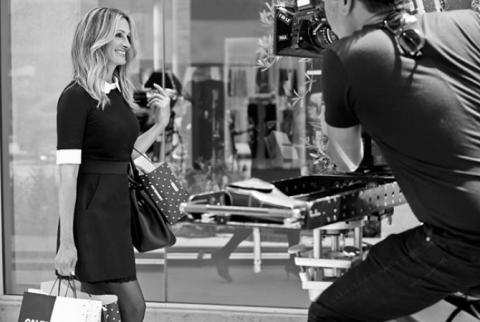 Julia Roberts turns into saleswoman of hosiery