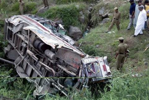 СМИ: на востоке Индии автобус упал в ущелье, погибли 10 человек