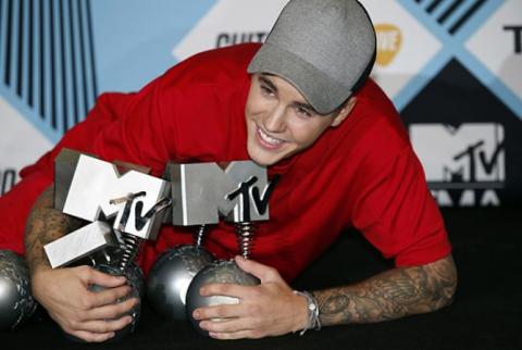 Justin Bieber and Rihanna rule MTV EMAs in Milan