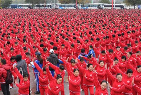 Thousands of Chinese dancer pensioners set world record
