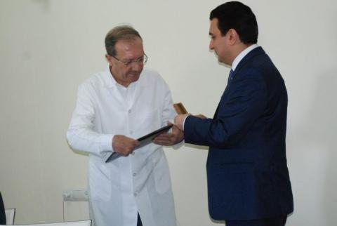 Արմեն Մուրադյանն Արա Մինասյանին համակարգում անմնացորդ աշխատանքի համար պարգևատրել է մեդալով