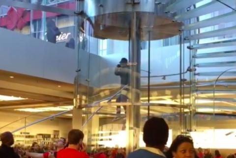 В центральный магазин Apple Store ворвался неизвестный с мечом