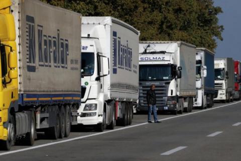 نحو 350 شاحنة تركية محمّلة بالبضائع لا يُسمح  لها عبور الحدود الروسية