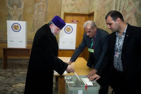 قداسة كاثوليكوس عموم الأرمن كاريكين الثاني يدلي بصوته في الإستفتاء على التعديلات الدستورية