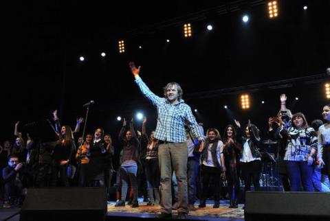 Էմիր Կուստուրիցայի և «The No Smoking Orchestra»-ի համերգը վերածվեց պարային «ֆլեշմոբի»