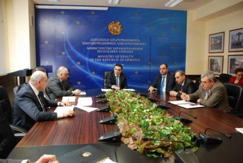 Armen Muradyan holds consultation with provincial health officials