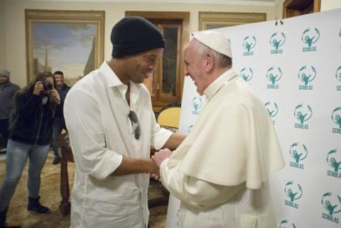 البابا يلتقي بلاعب كرة القدم الساحر رونالدينو -فيديو-