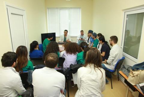 Արմեն Մուրադյանն ուսանողների մասնակցությամբ ուսուցողական վիրահատություն է կատարել