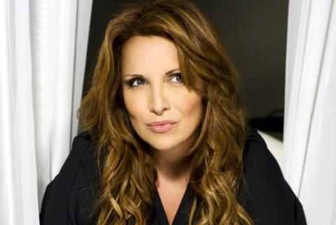 المغنية الفرنسية الشهيرة هيلين سيغارا تصلي من أجل الجنود الأرمن وتقول:الظلام لن ينتصر على النور