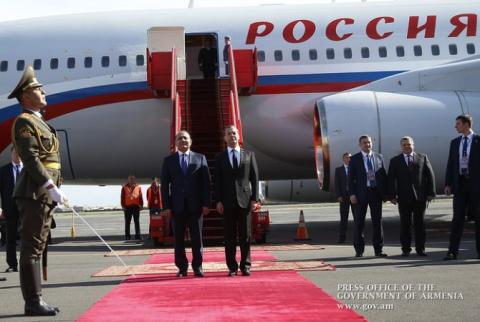 3 Russian Ministers arrive in Armenia as part of delegation led by Medvedev