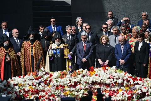 Serzh Sargsyan pays tribute to Armenian Genocide victims in Tsitsernakaberd